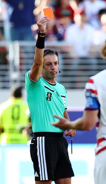 Escándalo futbolístico: la dura protesta de la UEFA contra la FIFA por el perdón a Balogun