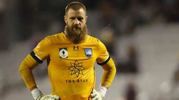 Distracción, atajada y victoria: la jugada viral de Redmayne, el Dibu Martínez australiano