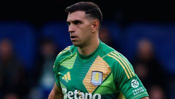 ¡Está loco! El Dibu Martínez jugará fracturado para el Aston Villa