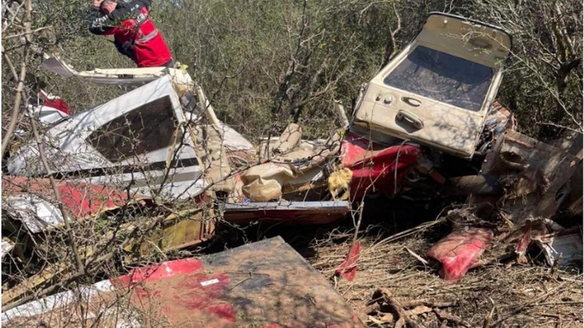 Cayó una avioneta con cinco personas en Córdoba: dos jóvenes escucharon los gritos y guiaron el rescate