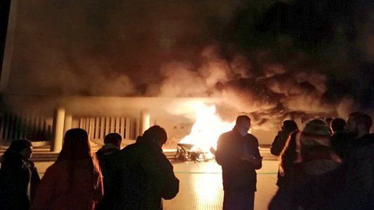 Chubut: incidentes, bronca y fuego en la Legislatura tras la muerte de dos docentes que volvían de una asamblea