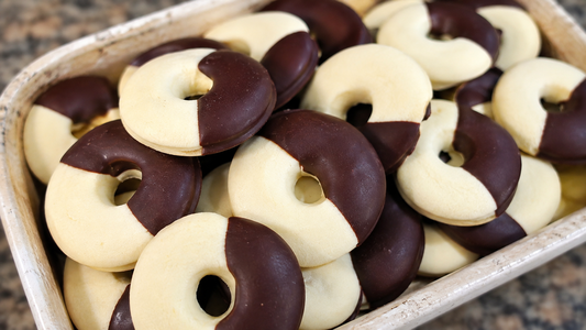 Anillitos de maicena y chocolate: la receta fácil para acompañarlos con el mate o café