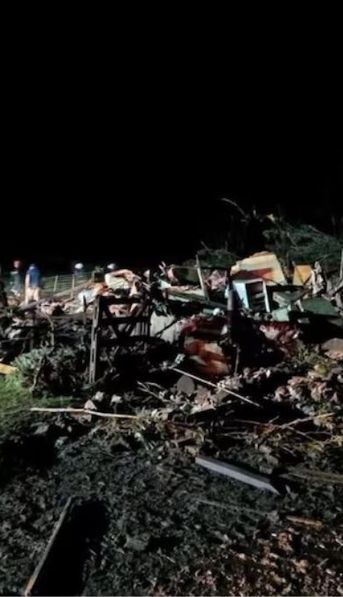 Video: impactante tornado provocó destrozos y dejó a una familia atrapada