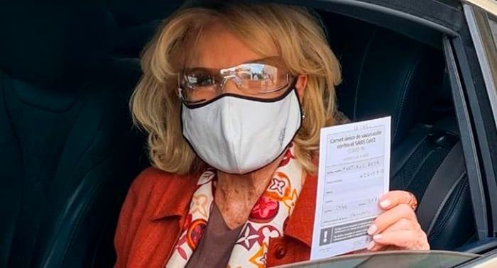 Mirtha Legrand recibiendo la primera dosis de las Sputnik V