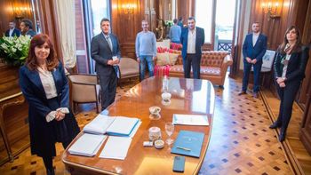 Cristina Kirchner y Sergio Massa, presidentes de la Cámara de Senadores y la Cámara de diputados respectivamente, firmaron el acuerdo del aumento del 40% para los trabajadores del Congreso de la Nación (Foto: Prensa Congreso de la Nación). Cristina Kirchner y Sergio Massa, presidentes de la Cámara de Senadores y la Cámara de diputados respectivamente, firmaron el acuerdo del aumento del 40% para los trabajadores del Congreso de la Nación (Foto: Prensa Congreso de la Nación).