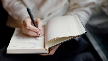 Según la grafología: cómo escribe la letra L una persona mentirosa