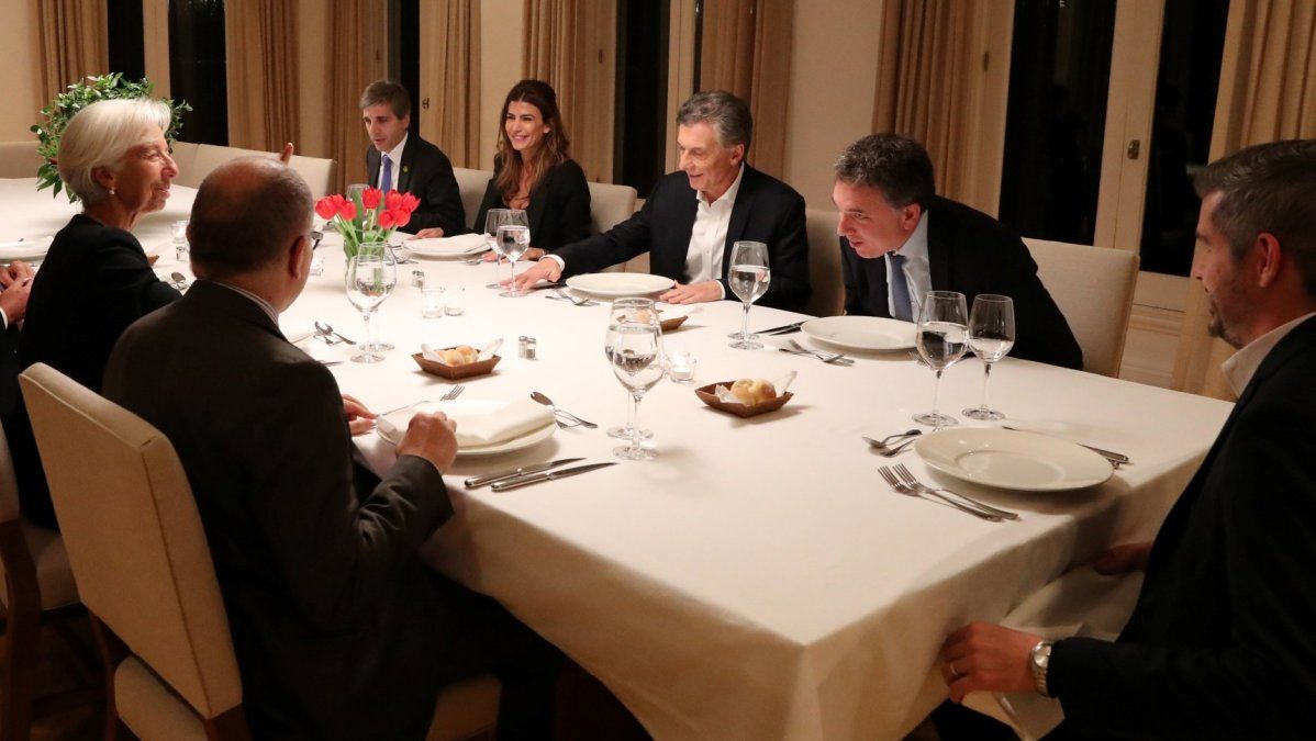 Mientras prepara un ajuste de ministerios, Macri se apoya en el FMI y en el G20 para salir de la “tormenta”