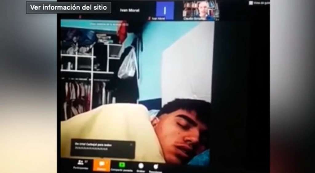 Profesor descubre a su alumno durmiendo en medio de una clase virtual