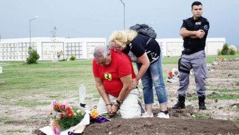 El Pata Medina visitó la tumba de su hermana y fue ovacionado por sindicalistas de la Uocra
