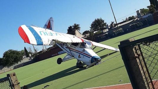 Impactantes imágenes: una avioneta cayó sobre una cancha de hockey