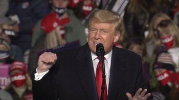 Molesto con las preguntas de una periodista, Trump interrumpió una nota con un prestigioso programa