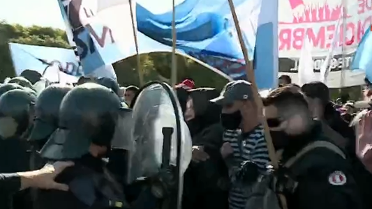 Manifestantes cortaron las vías del tren San Martín en Palermo y fueron desalojados a la fuerza por la policía