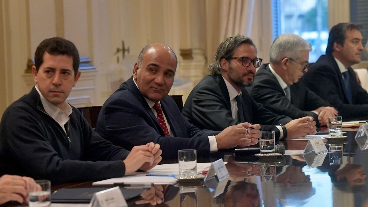 Reunión de Gabinete: Juan Manzur flanqueado por los ministros del Interior