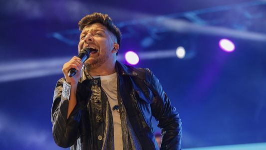 Quién es el cantante de cuarteto que fue notificado en pleno show por incumplir con la cuota alimentaria