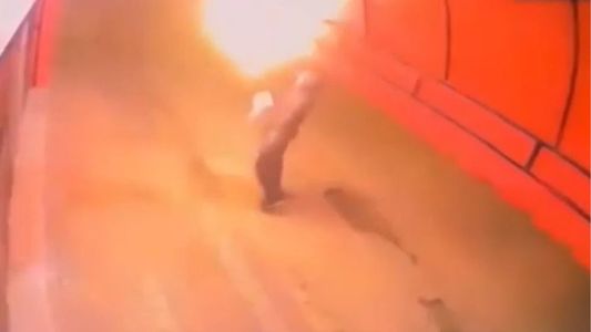 Todo filmado: intentó incendiar un almacén, pero las llamas se rebelaron y pasó una locura