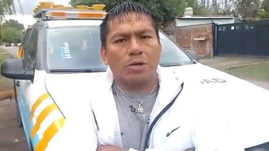 Llevaba a su hijo en la caja de delivery de su moto y explicó la razón: No tengo con quien dejarlo