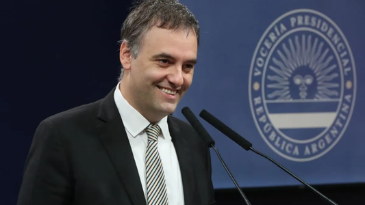 Manuel Adorni fue ascendido de cargo en el Gobierno y tendrá un aumento de sueldo