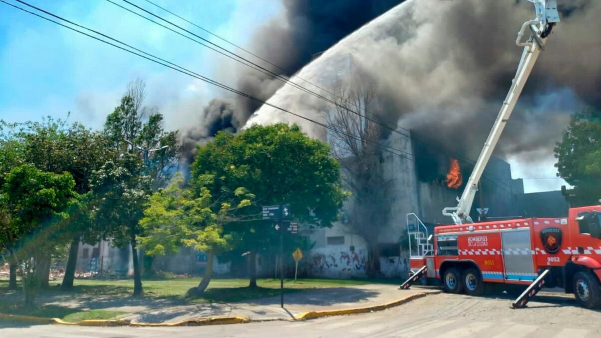 Imágenesdel incendio en Pompeya. (Foto: Télam)
