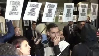 Tensión en el INADI: los empleados despedidos se enfrentaron a los efectivos e intentaron entrar al edificio