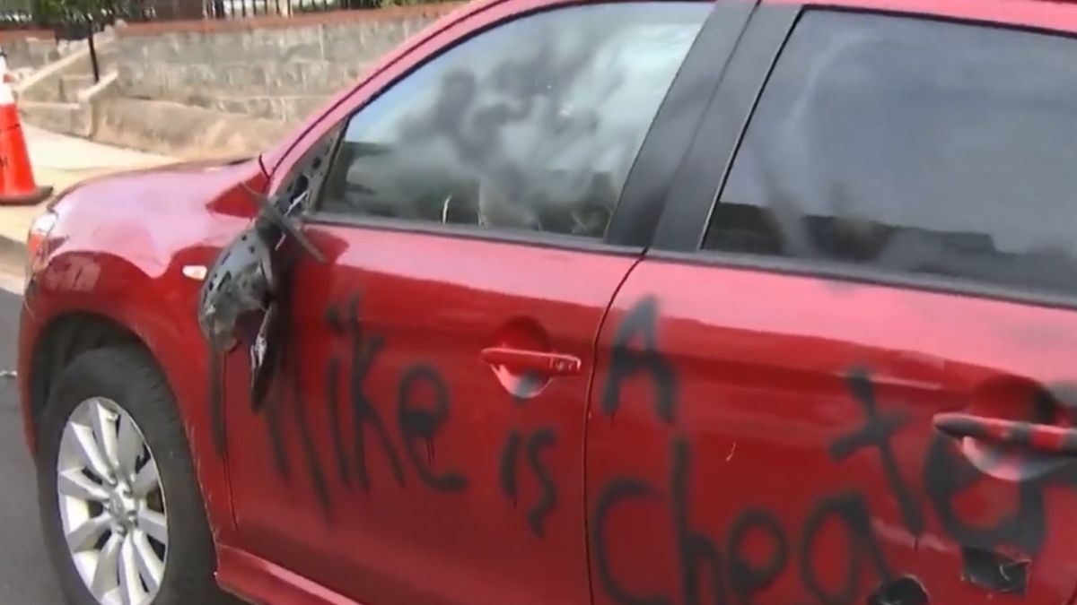 Le destrozó el auto a su novio por infiel