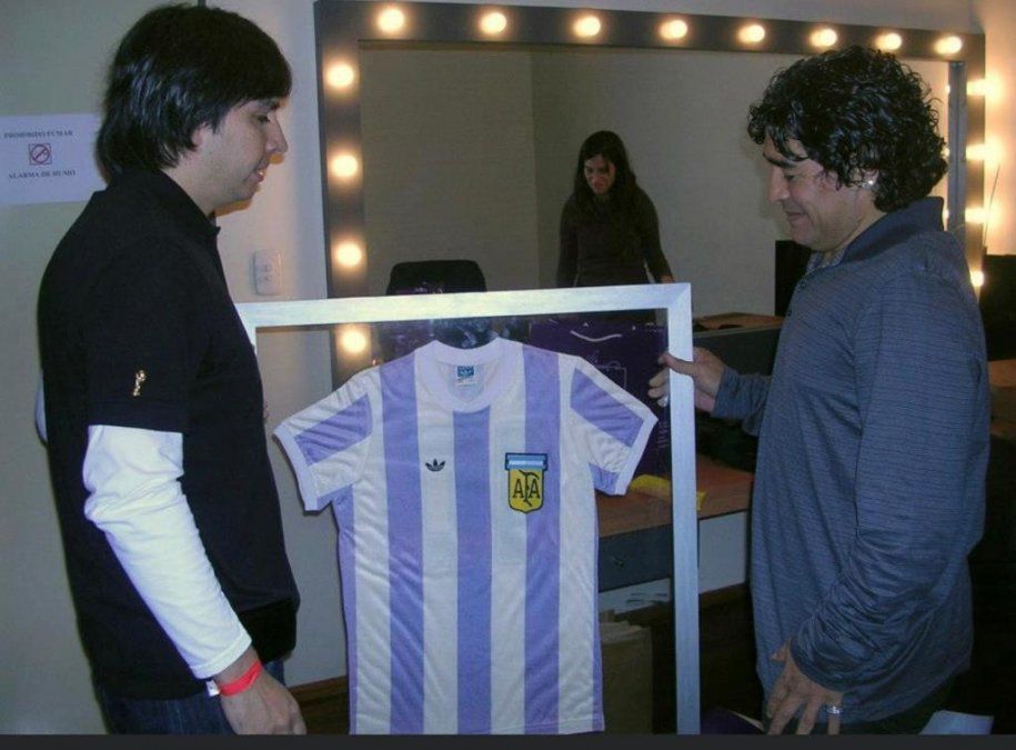 Marcelo Ordas con la camiseta que usó Diego Maradona en el Mundial juvenil sub 20 de Japón 1979