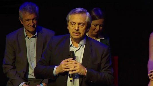 Alberto comparó su dedo índice con el de Alfonsín y lo nombró el mejor ejemplo que la política puede darnos