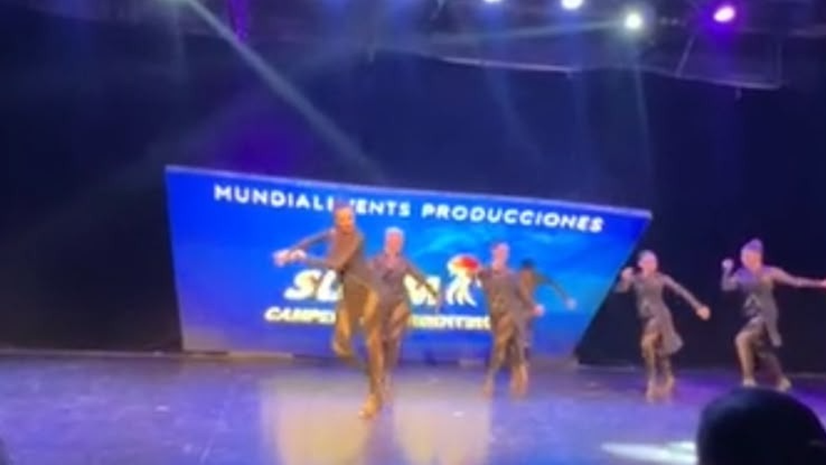 Una pantalla LED cayó sobre un grupo de bailarinas en un festival de danza y dejó varias heridas: el relato de la profesora