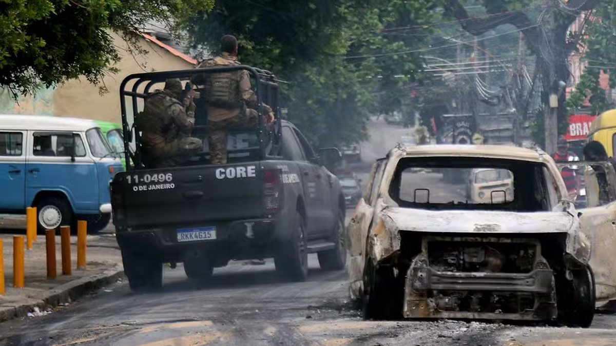 Autos quemados, barricadas improvisadas por el Comando Vermelho. (Foto: Reuters)