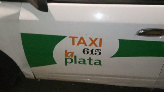 Un taxista golpeó con un palo en la cabeza a una pasajera que le pidió que baje la música