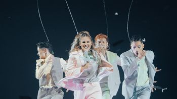 Fotos y video del espectacular debut de Julieta Poggio en Fuerza Bruta
