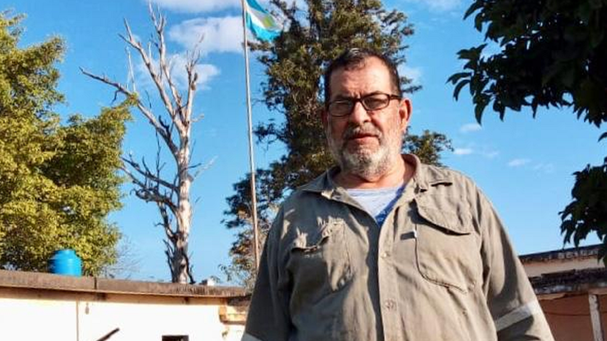 José Benítez tiene 66 años y recuperó el terreno de la antigua escuela rural abandonada&nbsp;en la periferia de Resistencia