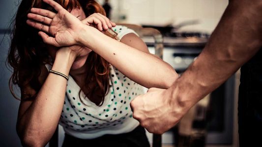 Un hombre atacó violentamente a su pareja porque un amigo quiso bailar con ella