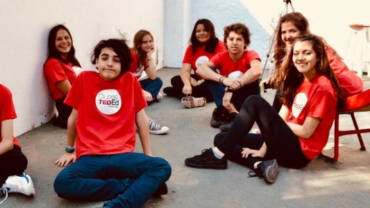 Cómo nació el proyecto que le enseña a dar charlas TED a chicos y chicas de más de 800 escuelas en todo el país