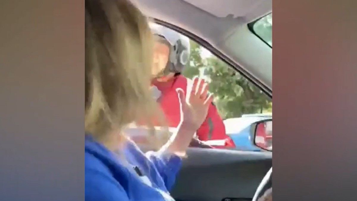 La mujer discutió con un policía de la Ciudad. Foto: captura.