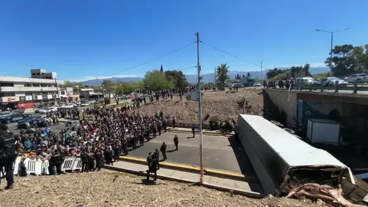 El vuelco de un camión con carne terminó en balas de goma y gases lacrimógenos contra vecinos
