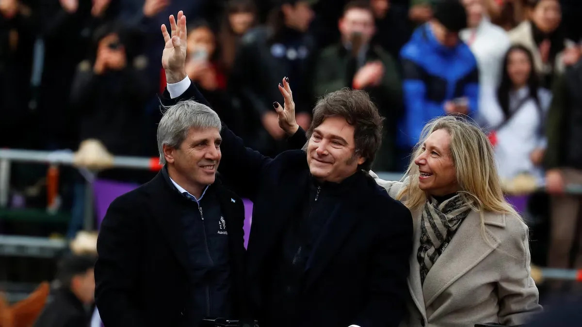 Javier Milei junto a su hermana Karina Milei y Luis Caputo. (Foto: Reuters)