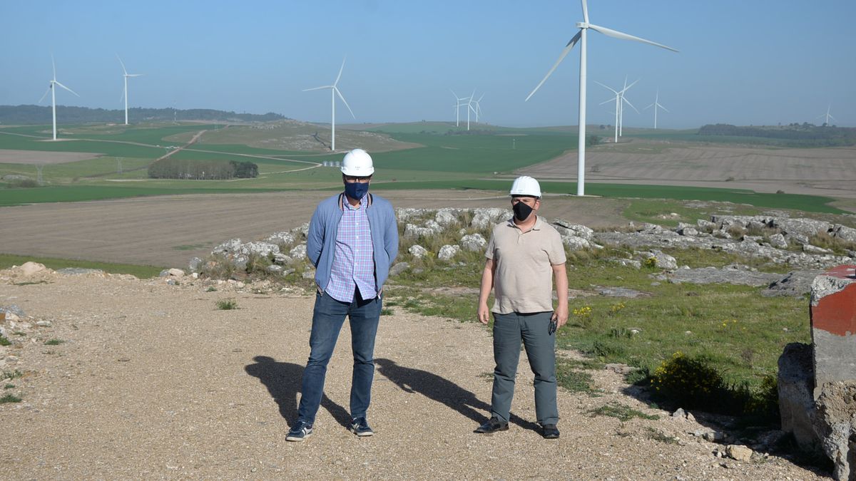 Los intendentes Ezequiel Galli de Olavarría y su par de Azul Hernán Bertellys, en el Parque eólico Los Teros. El sitio se sumó al abastecimiento en energías renovables.  