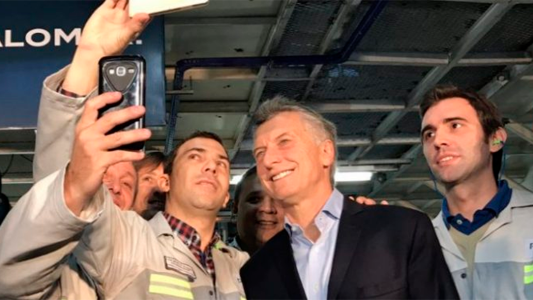 Lejos de los gremios: Macri visitó un cuartel de bomberos