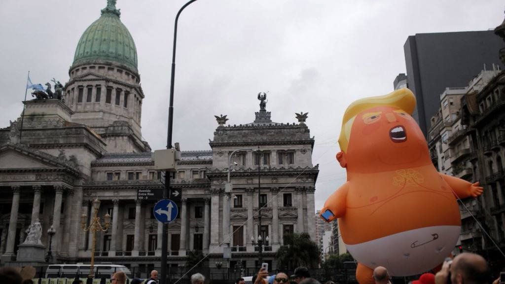 Ya está en Buenos Aires Baby Trump, el célebre inflable que acompaña las protestas contra el presidente de EE.UU