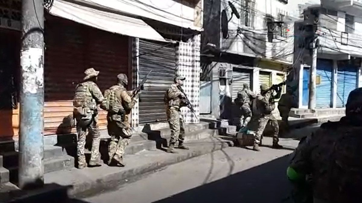 18 muertos en un operativo conjunto de la policía y militares en una favela de Río de Janeiro (Foto: AP)