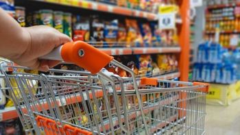 Según el INDEC, las ventas en supermercados cayeron 17,8% en octubre