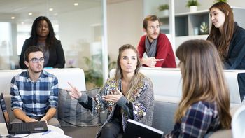 El sueño donde nadie te habla en una reunión familiar y lo que dice de vos