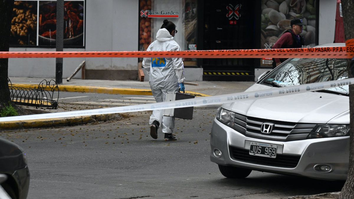 Efectivos de la Policía de la Ciudad trabajan en la zona donde se produjo el hecho (Foto: Télam).