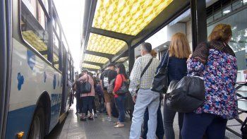 Afirman que el salario promedio en dólares de los argentinos cayó un 44,3% desde fines de 2015