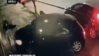 Video | Feroz entradera con una ametralladora a una familia en Gerli
