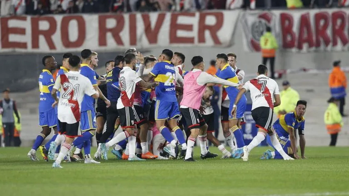 River y Boca protagonizaron un escandaloso final en el Superclásico del domingo (Foto: Telam).