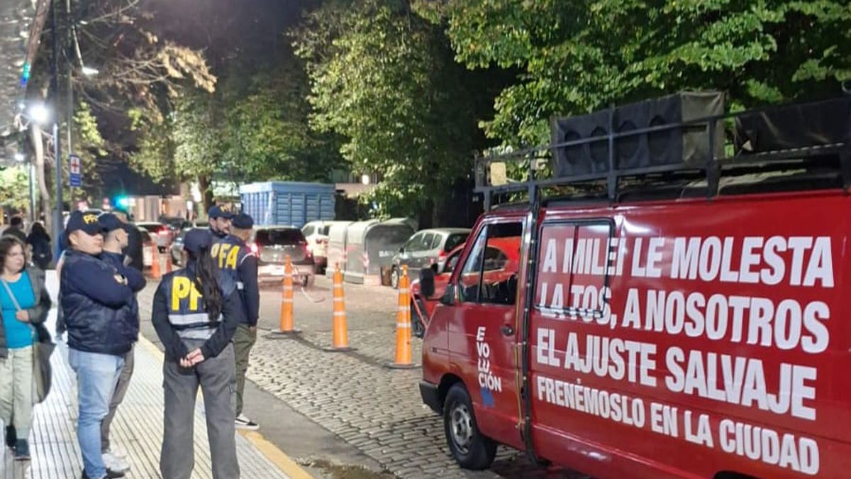 La camioneta ploteada de Evolución con la que estaban los demorados. (Fuente: prensa Evolución).