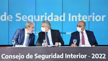 Alberto Fernández, junto a Aníbal Fernández y Juan Manzur, en el CCk, durante el Primer Consejo de Seguridad Interior de 2022. Foto: Presidencia