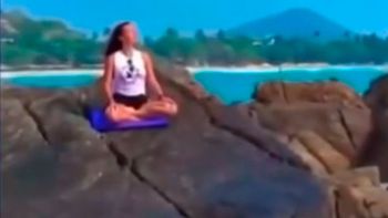 Video de la Influencer que murió cuando la golpeó una ola mientras hacía yoga