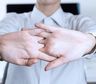 Mito o realidad: ¿sonarse los dedos provoca artritis?